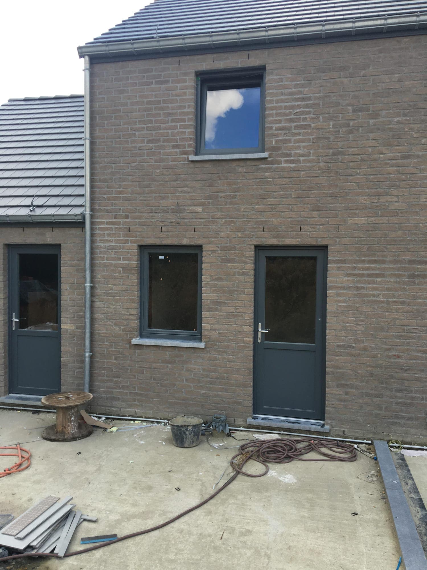 Porte-fenêtre aluminium ouvrant sur la cour