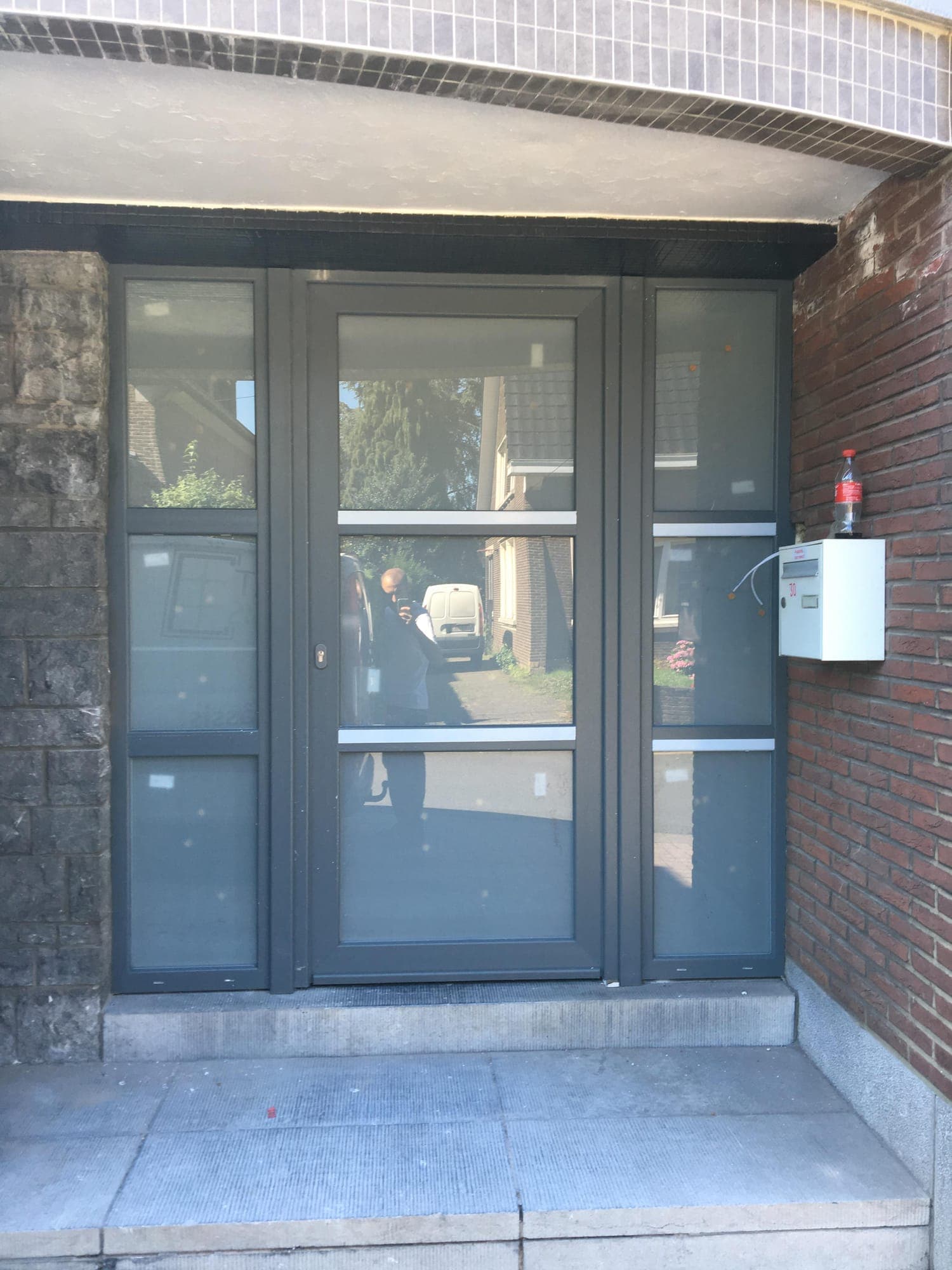 Porte d'entrée aluminium largement vitrée avec imposte