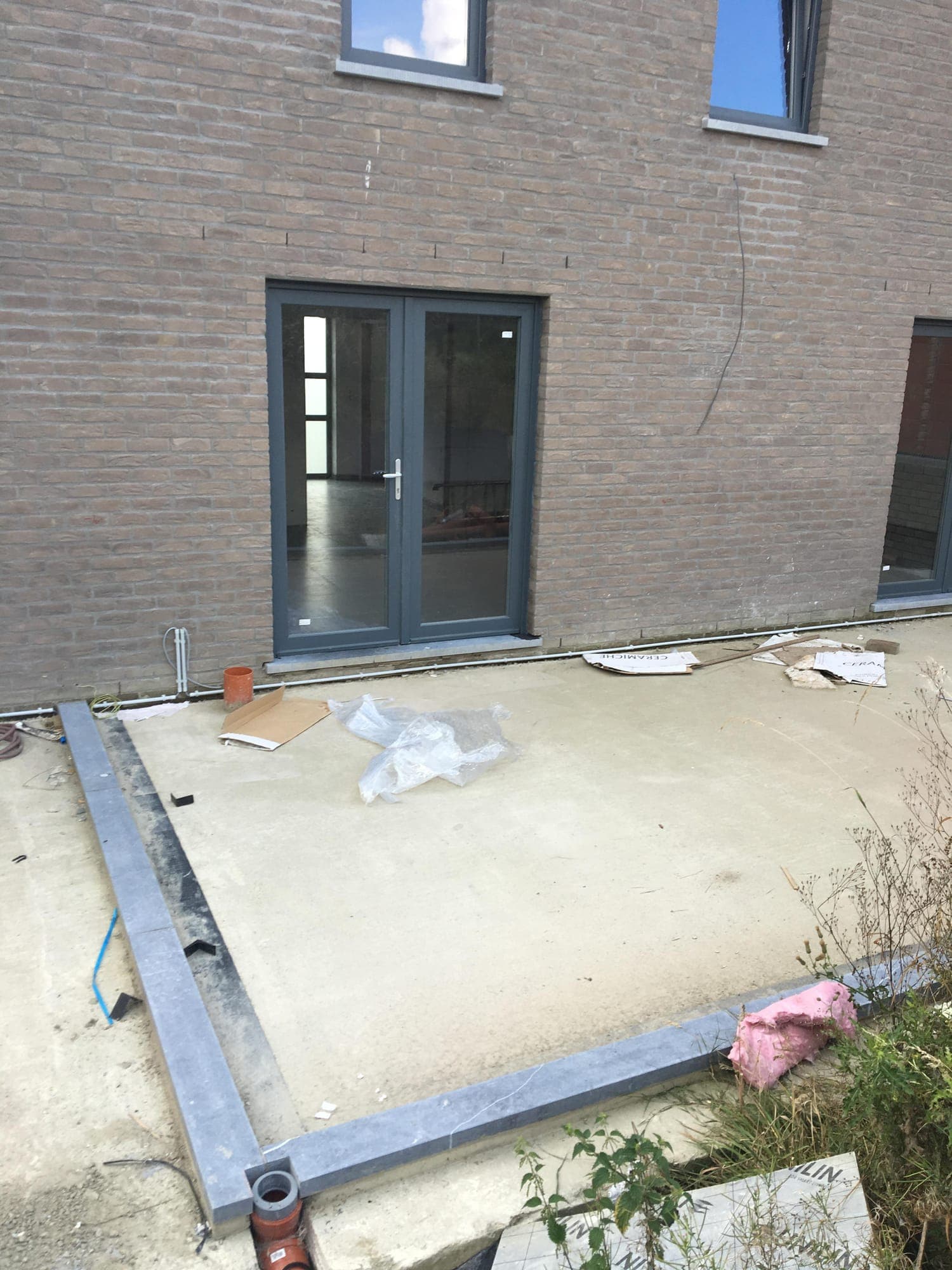 Porte-fenêtre aluminium anthracite donnant sur la terrasse