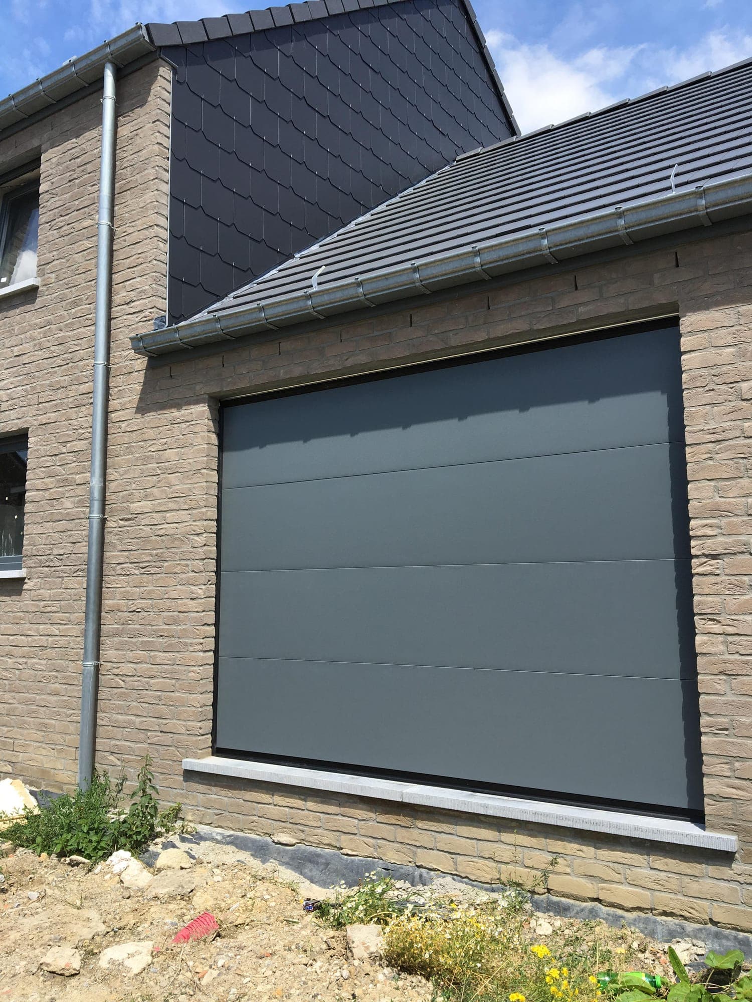 Porte de garage sectionnelle anthracite vue de face